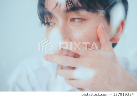 Korean beauty with an ennui feel, decorated with water droplets and flower petals 127919354