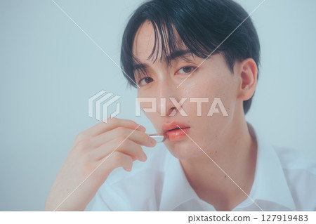 韓國男人用口紅展現自然美 127919483