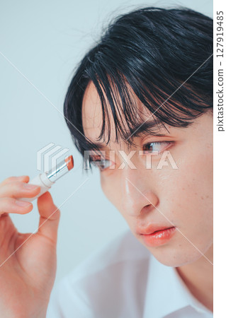 韓國男人用口紅展現自然美 韓國男人用口紅展現自然美 127919485