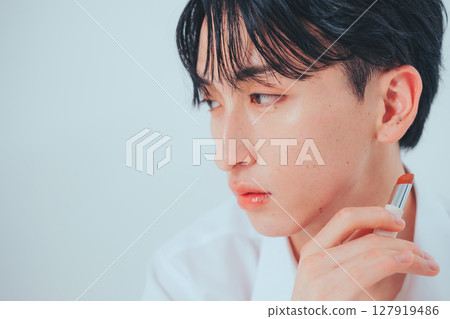 Korean men's natural beauty with lipstick 127919486
