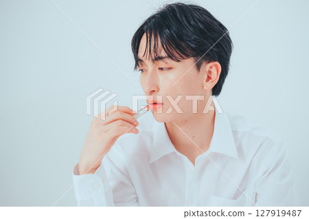 Korean men's natural beauty with lipstick 127919487