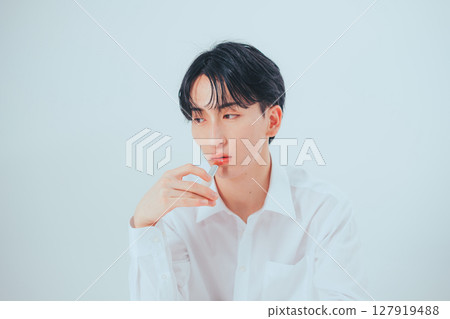 Korean men's natural beauty with lipstick 127919488