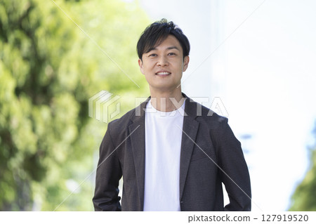 一名 40 歲左右的男子對著鏡頭微笑 127919520