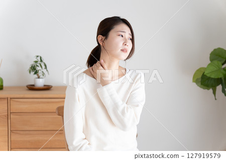 Middle women with stiff shoulders 127919579