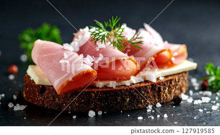 黑麵包上放有火腿、洋蔥和起司的開胃小菜 127919585