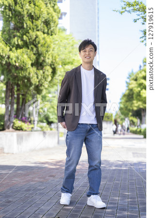 一名 40 歲左右的男子對著鏡頭微笑 127919615