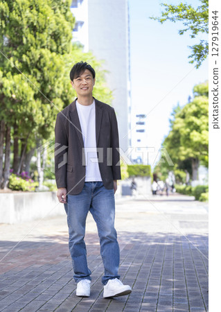 一名 40 多歲的男子對著鏡頭微笑 一名 40 多歲的男子對著鏡頭微笑 127919644