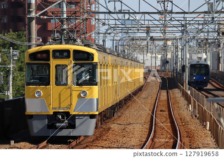 西武池袋線2000系列車（特急：開往池袋方向）在高架四線區間運行 127919658