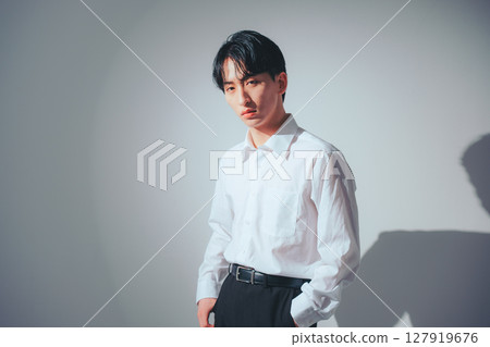 韓國男士白襯衫配陰影 127919676