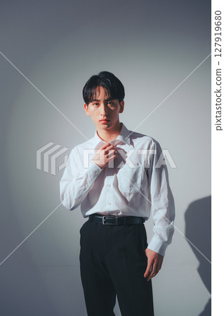 韓國男士白襯衫配陰影 127919680