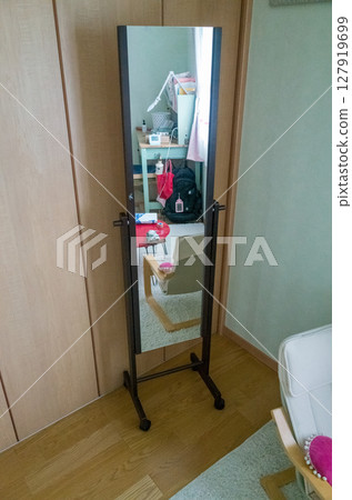 Children's room mirror 127919699
