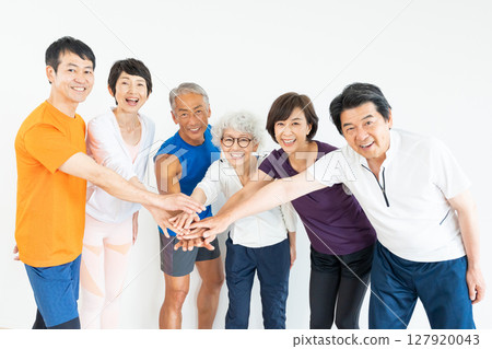 運動俱樂部健身房老年男女 127920043