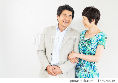 資深加上擁抱的微笑 127920046