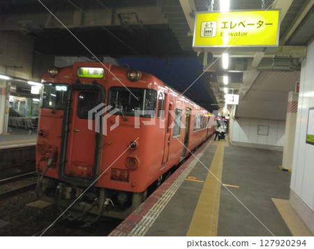 Kiha 40系列列車停靠的米子月台 Kiha 40系列列車停靠的米子月台 127920294