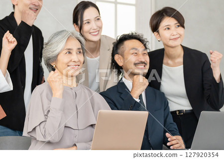 Business person who makes a guts pose 127920354
