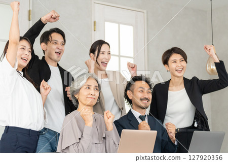 職業婦女和商人做拳頭泵 127920356