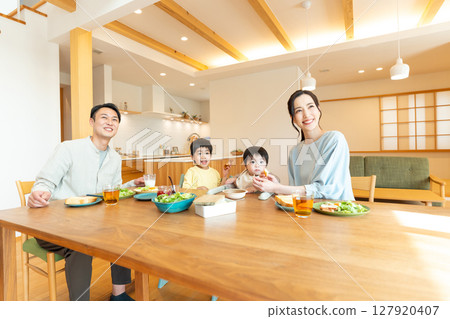 年輕的家庭，父母與孩子，幸福的家庭 127920407