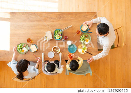 Image of a family having a meal at home 127920455