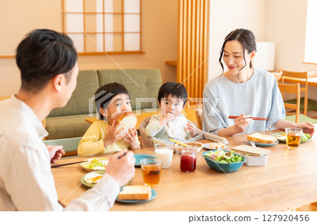 一家人在家吃飯的圖片 127920456