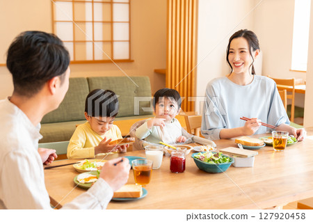 一家人在家吃飯的圖片 127920458