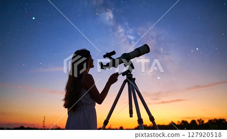 一個人透過望遠鏡觀察夏夜天空的輪廓 一個人透過望遠鏡觀察夏夜天空的輪廓 127920518