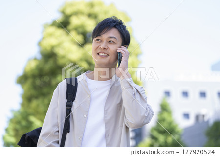 一名 40 多歲的男子正在用智慧型手機通話 127920524