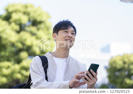 一名 40 多歲的男子，擁有智慧型手機 127920525