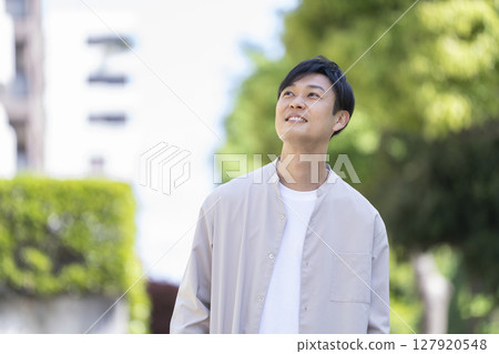 四十出頭的男人微笑著 127920548