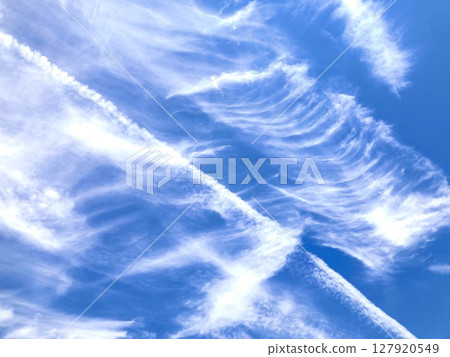 Streaks of clouds in the blue sky 127920549