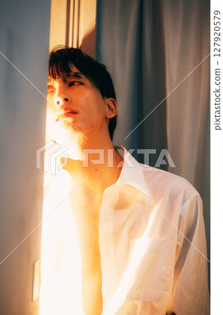 晚霞中的韓式年輕商人白襯衫肖像 晚霞中的韓式年輕商人白襯衫肖像 127920579