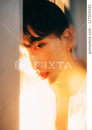 晚霞中的韓式年輕商人白襯衫肖像 127920581