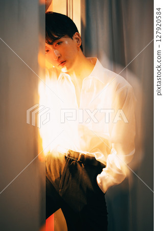 晚霞中的韓式年輕商人白襯衫肖像 127920584