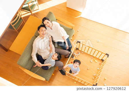 一個在客廳裡放鬆的年輕家庭 127920612