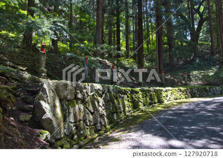 Gobuseji Temple: Jizo statue on the approach to the temple, Matsumoto City, Nagano Prefecture 127920718