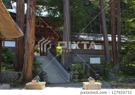Gobuseji Temple: Niomon Gate and two bronze statues of cows, Matsumoto City, Nagano Prefecture 127920732