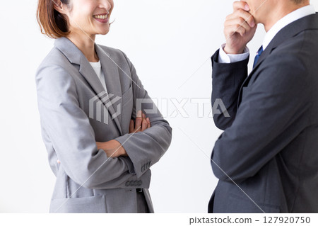 穿西裝的中年男性商人和女商人 127920750