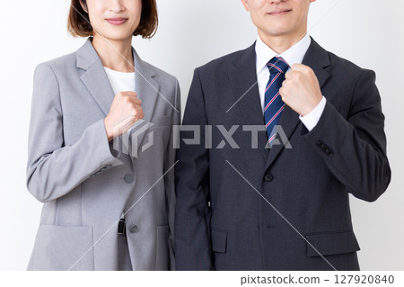 中年男性商人和女性女商人穿著西裝擺出拳頭姿勢 127920840