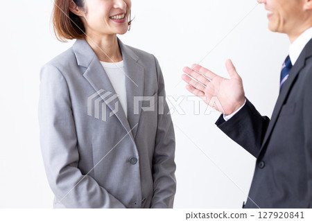 穿西裝的中年男性商人和女商人 127920841