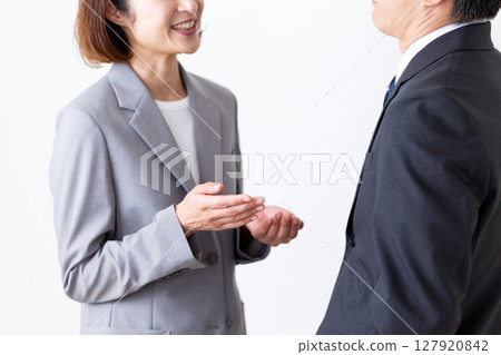 穿西裝的中年男性商人和女商人 127920842