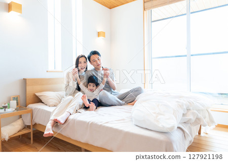 家人坐在床上 127921198