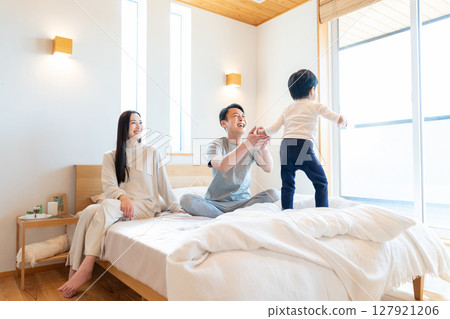 年輕的家庭在臥室裡交談 127921206