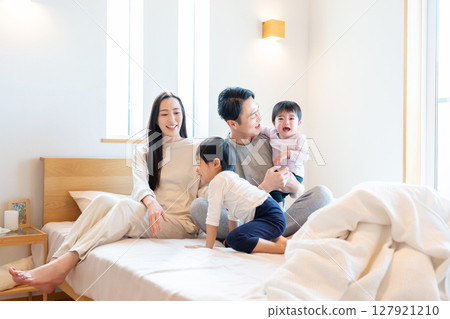 年輕家庭臥室父母與孩子 127921210