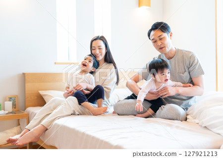 年輕家庭臥室父母與孩子 127921213