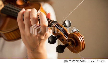 Close-up of the left hand of the violin 127921398