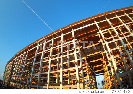 The world's largest wooden structure: the large roof ring of the Osaka Kansai Expo 127921450