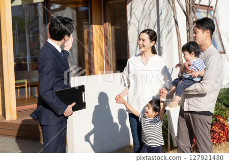 Model house, salesman, young family 127921480
