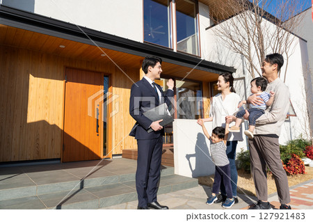 Model house, salesman, young family 127921483