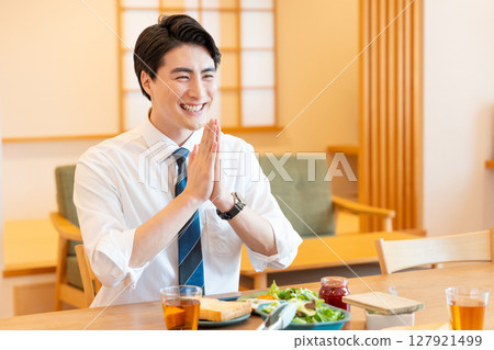 一名男子正在吃早餐 127921499