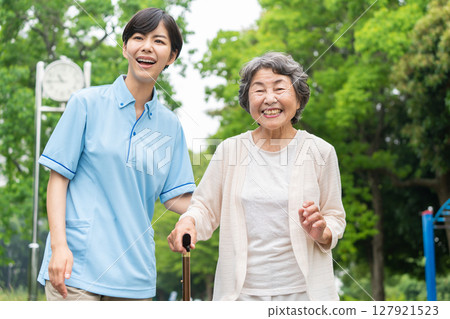 老年婦女和護理人員散步 127921523