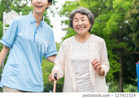 老年婦女和護理人員散步 127921524